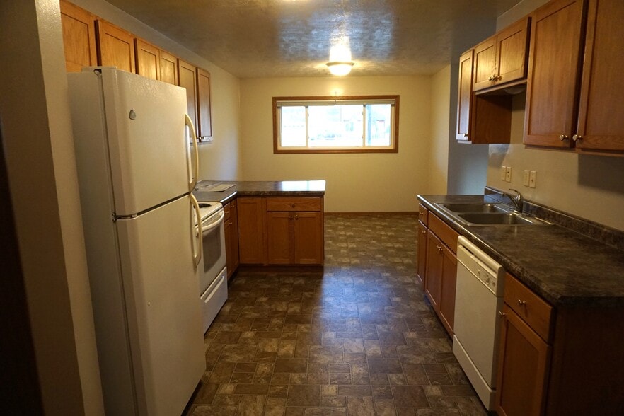 Building Photo - 1400 E Rushmore Dr