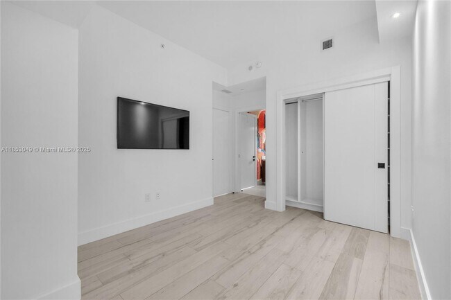 Building Photo - 480 NE 31st St