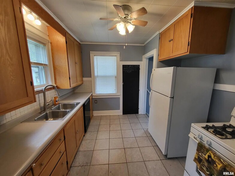 Building Photo - 1021 W Hanssler Pl