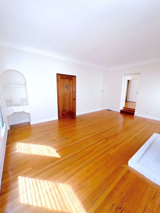 Building Photo - Curson Ave Apartments By The Grove