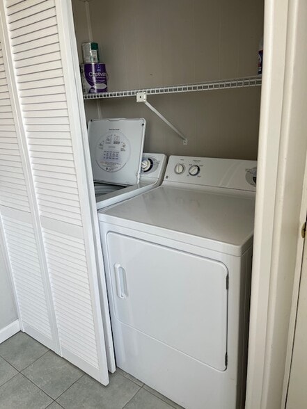 Full size washer/dryer - 4158 Tamiami Trl