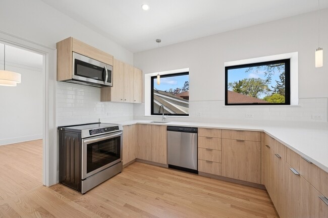 Building Photo - 2755 Eastwood Ave