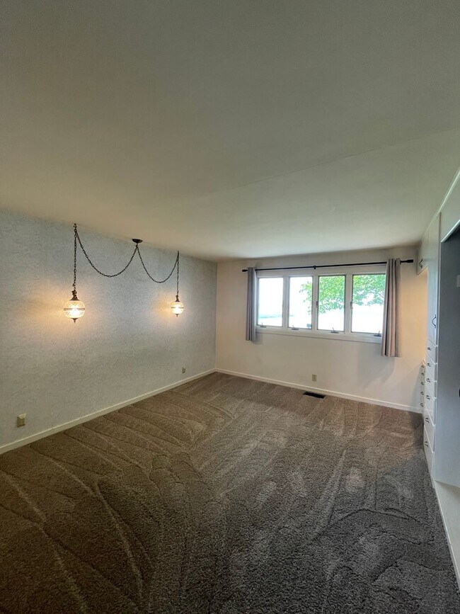 Building Photo - 302 N Crestview Dr