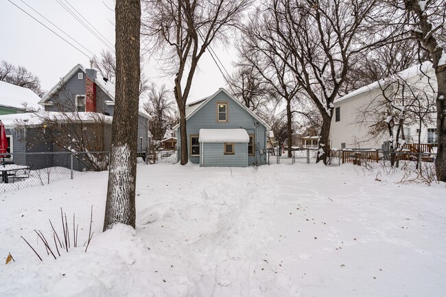 Building Photo - Recent Renovated 2-Bedroom Home, Pet Frien...