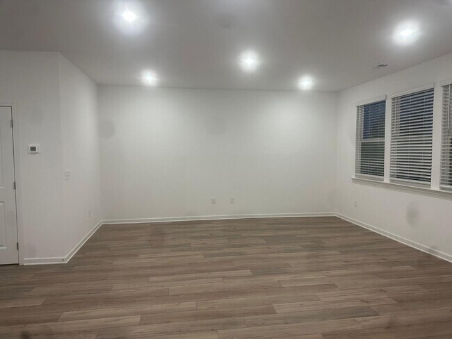 Building Photo - 2482 Van Fleet Cir