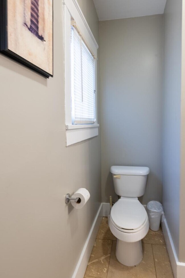 Building Photo - 902 Marquette Ave NW