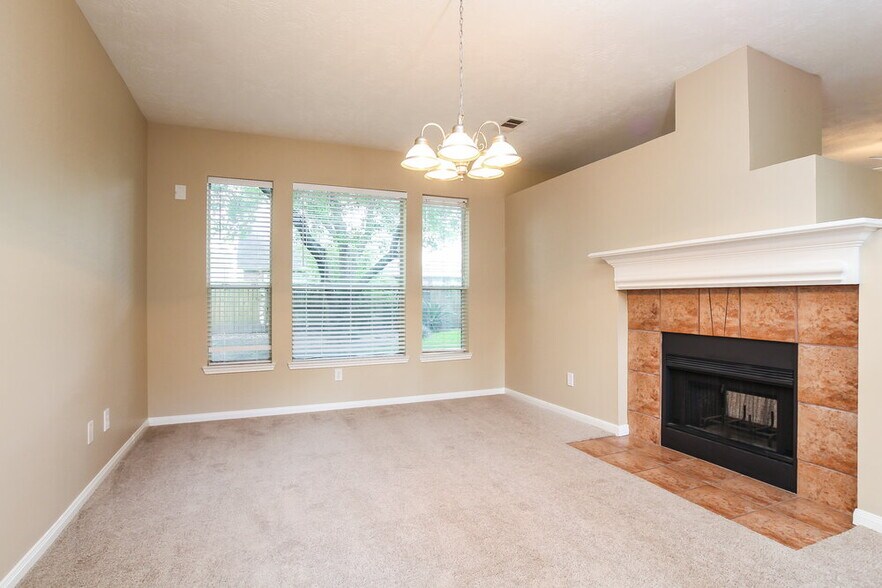 Building Photo - 16206 Hollow Rock Dr