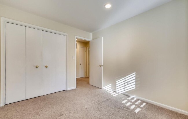 Building Photo - Fabulous 3BR/3.5BA Potomac Townhome, in In...