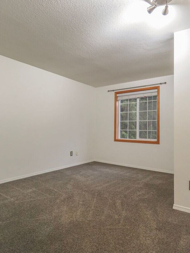 Building Photo - 4 Bedroom Home located in Summer Woods -La...