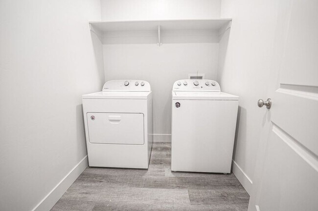 Building Photo - 3 bed, 2.5 bath Summerfield Townhome found in Rexburg!