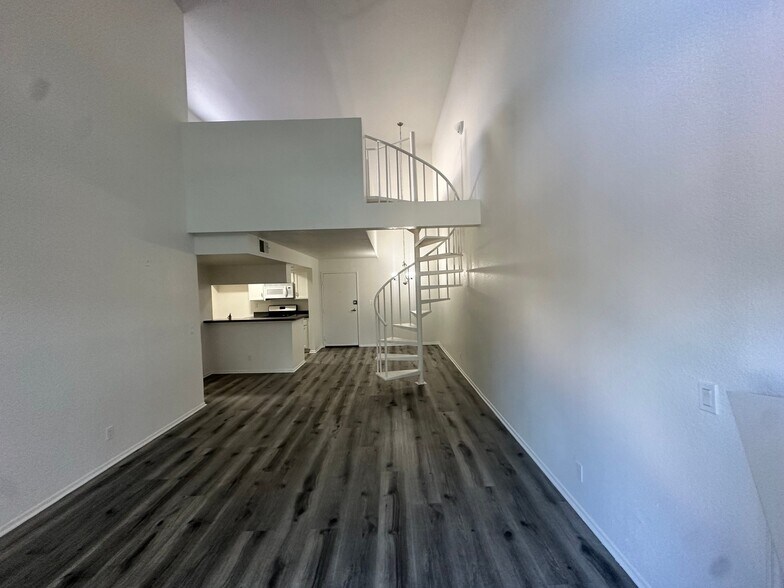 Building Photo - 15009 Moorpark St