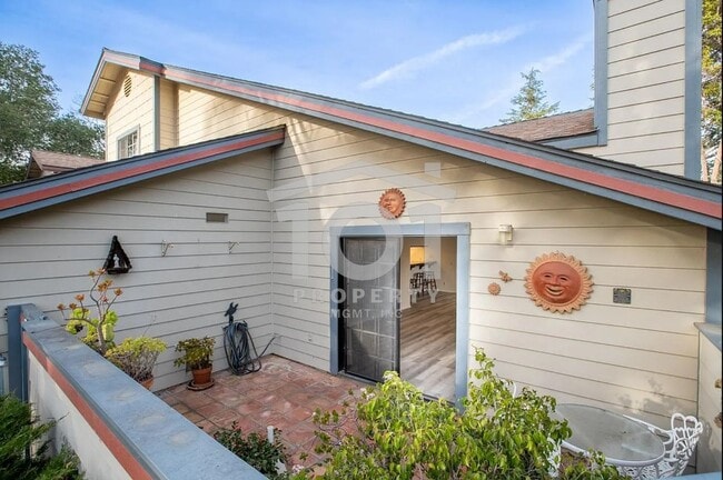 Building Photo - Charming and spacious single-level 2-bedroom, 2-bath condo