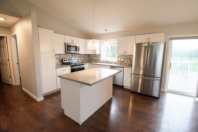 Building Photo - Gorgeous 4br home on nice lot with no backyard neighbors!