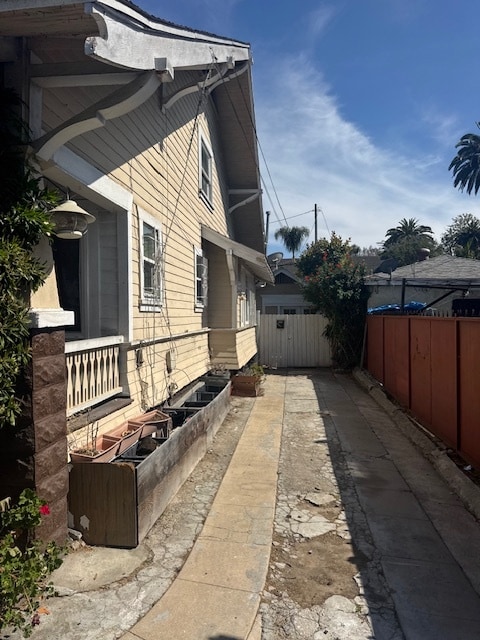 Driveway with tandem parking - 1810 E 10th St