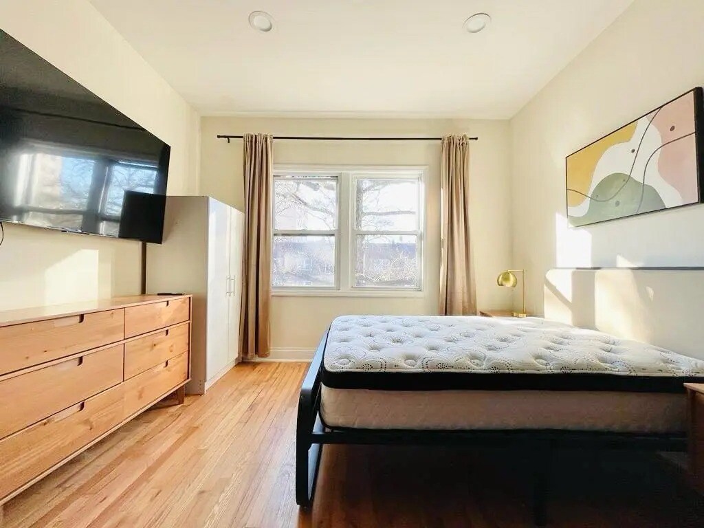Building Photo - Furnished room/NOT APARTMENT