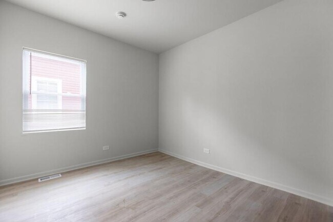 Building Photo - 3 bedroom in Chicago IL 60618