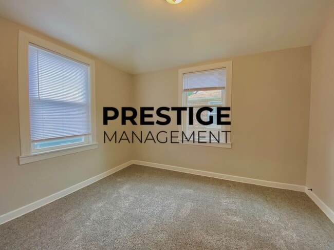 Building Photo - 2 Bed 1 Bath Town House