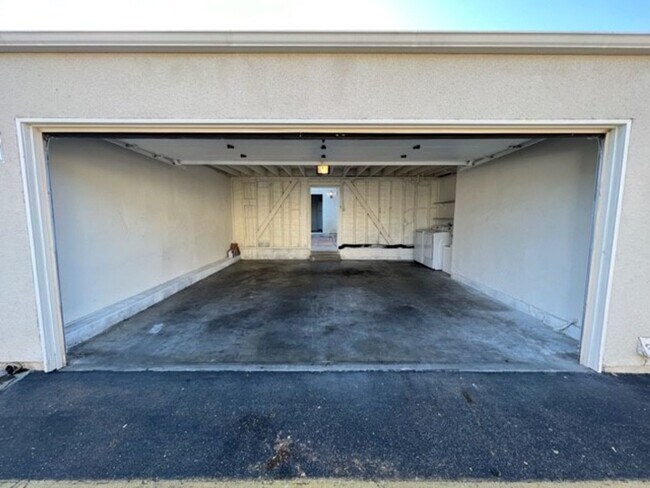 Building Photo - Beautiful 3 Bedroom + 1.5 Bath Townhouse in highly desirable Briarcliffe community!