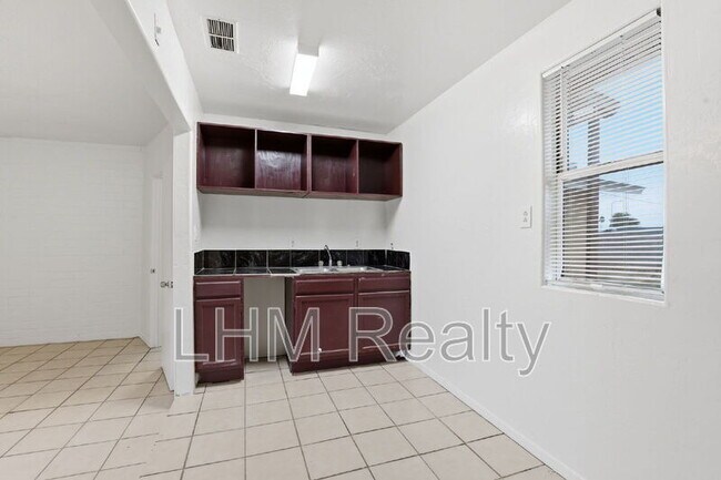 Building Photo - 5321 W Lewis Ave