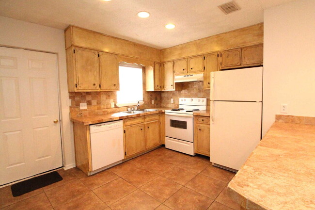 Building Photo - 2BR/1BA Apartment in Prime Pace Location –...