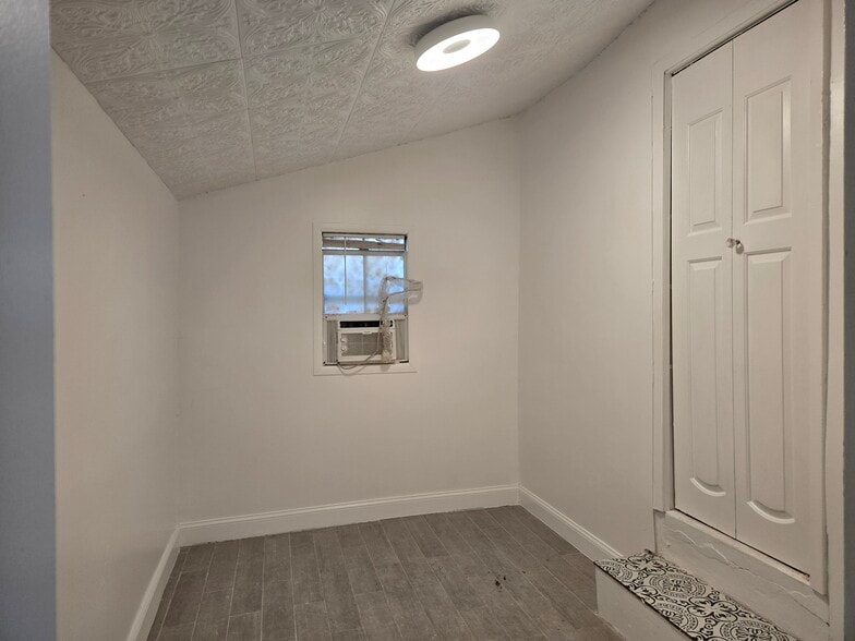 Building Photo - 4514 NE 1st Ave