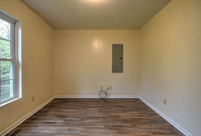 Building Photo - 303 Moorland Dr
