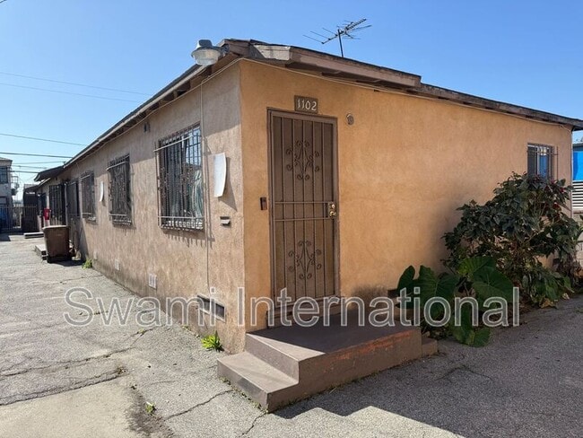 Building Photo - 1102 1/2 W. 92nd St.