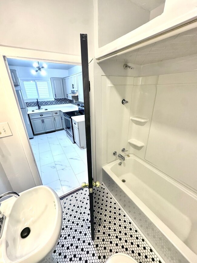 Building Photo - TWO BEDROOM Detached Home in Bethlehem Schools