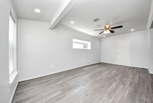 Building Photo - 5003 Enyart St