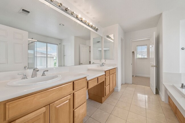 Building Photo - Spacious 3 Bedroom/2.5 Bath Home