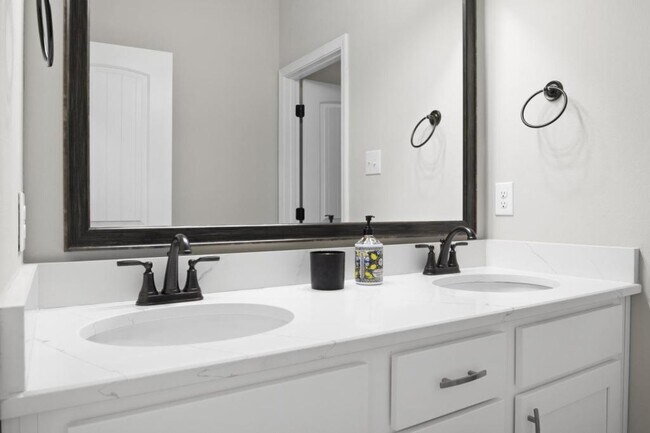 Building Photo - 1049 Stella Rd