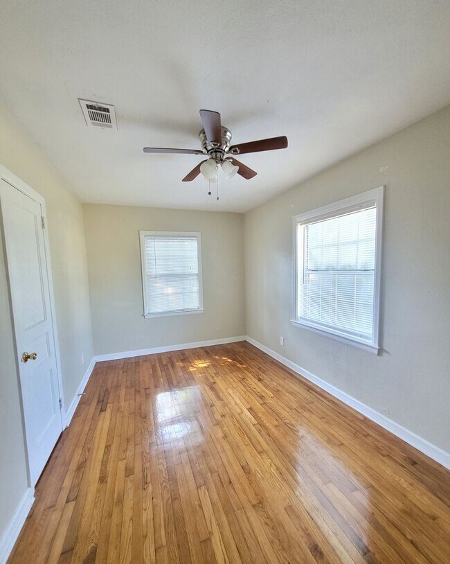 Building Photo - 15 Audusson Ave