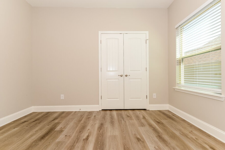 Building Photo - 4974 Summersun Dr