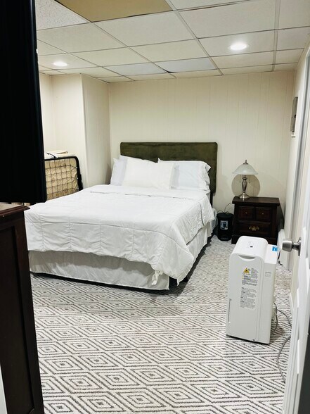 Building Photo - 8 Deer Path