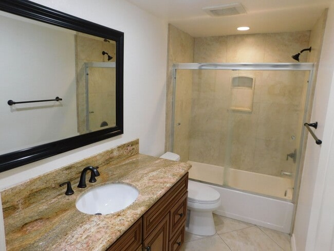 Building Photo - Spacious 5 Bed, 2 Bath one story house in the city of Orange.