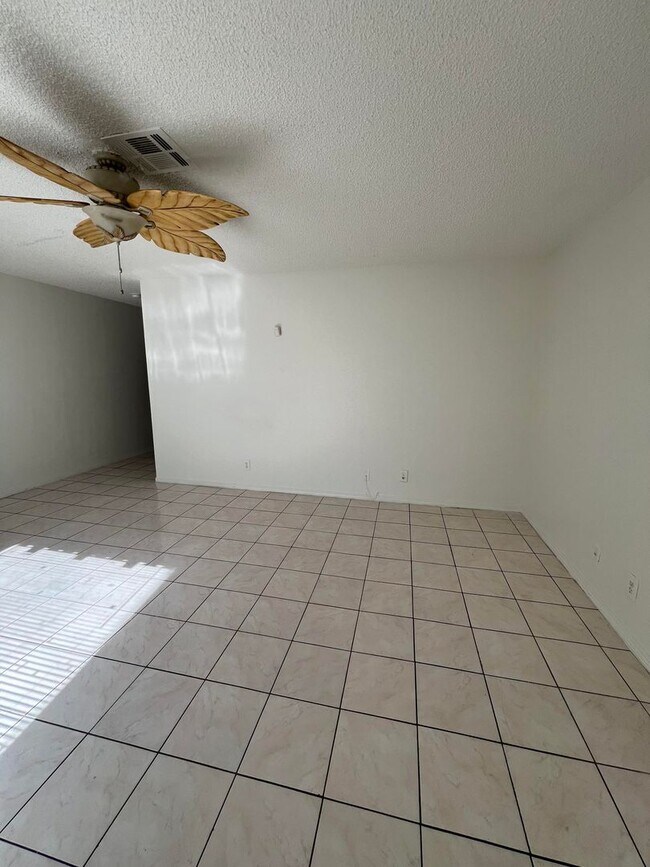 Building Photo - 5175 Caliente St