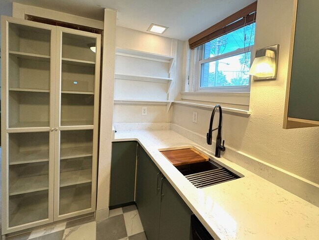 Building Photo - 108 W Byers Pl