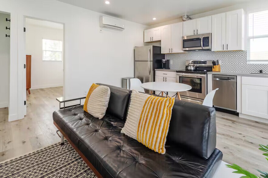 Building Photo - 331 1/2 N Alexandria Ave