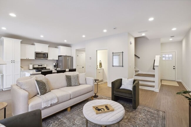 Building Photo - 3 Bedroom Townhome