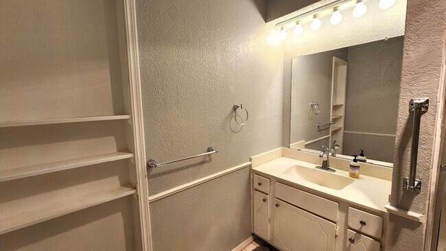 Building Photo - Super Cute Condo in the Ashbriar Village Condo close to Lake Hefner