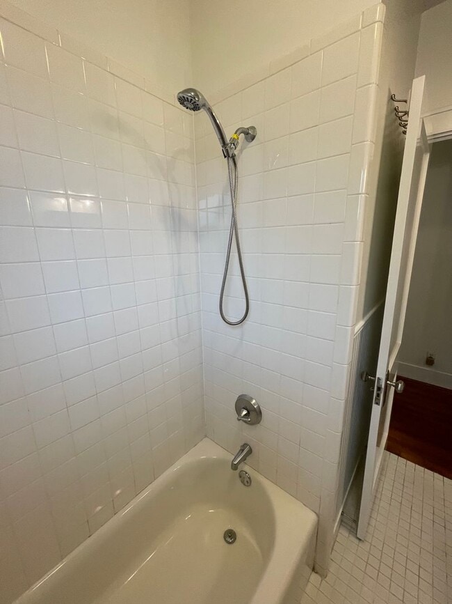 Building Photo - Freshly updated 2/2/Study home