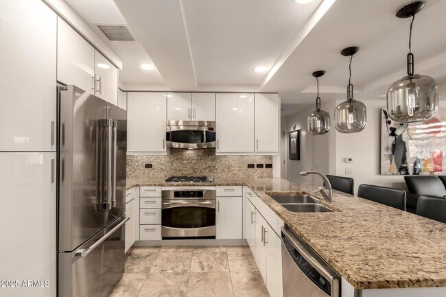 Building Photo - 7131 E Rancho Vista Dr