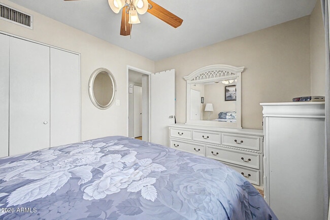 Building Photo - 410 N 56th Pl