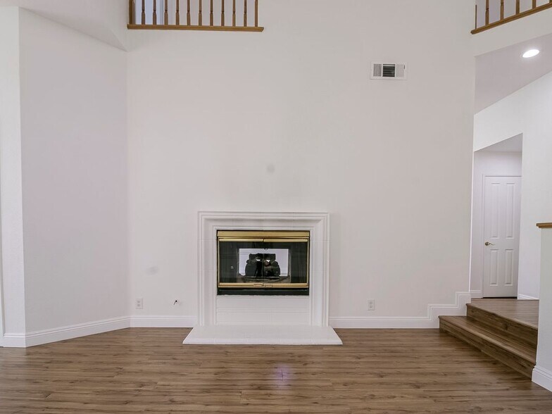 Building Photo - 25035 Eaton Ln