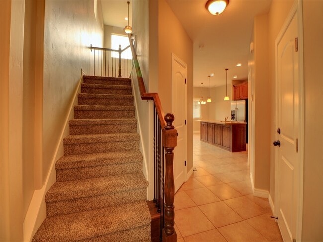 Building Photo - End unit town home