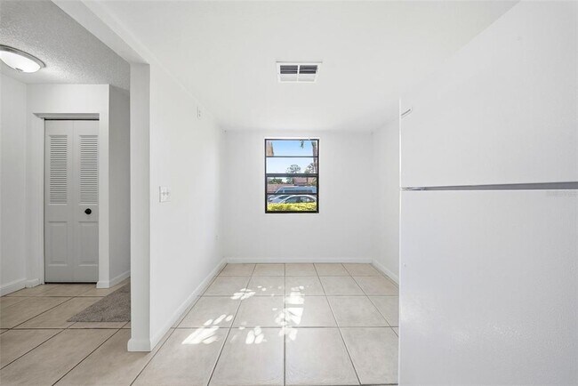 Building Photo - 2131 Ridge Rd S