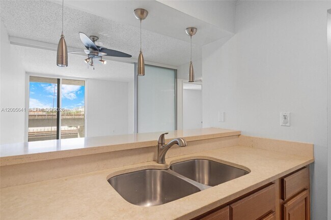 Building Photo - 850 N Miami Ave