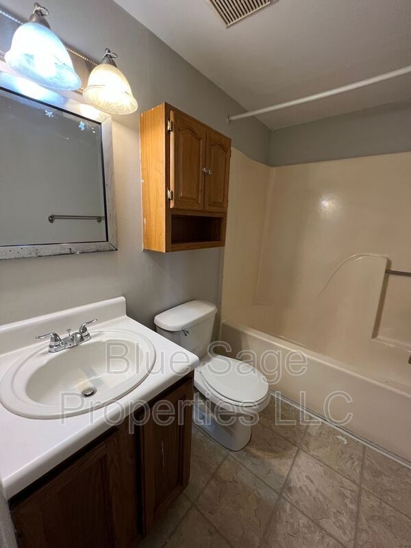 Building Photo - 727 Clifton Ave