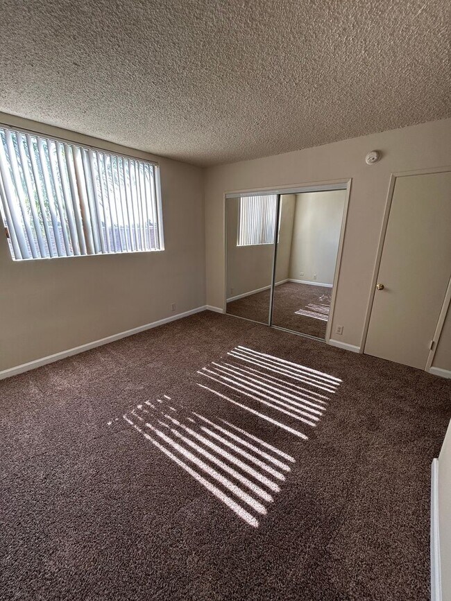 Building Photo - Beautiful 1 Bedroom in the HEART  Northrid...