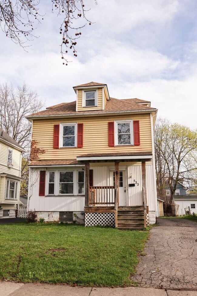 Building Photo - GREAT SINGLE FAMILY HOUSE . WAITING FOR YOU TO CALL HOME !!